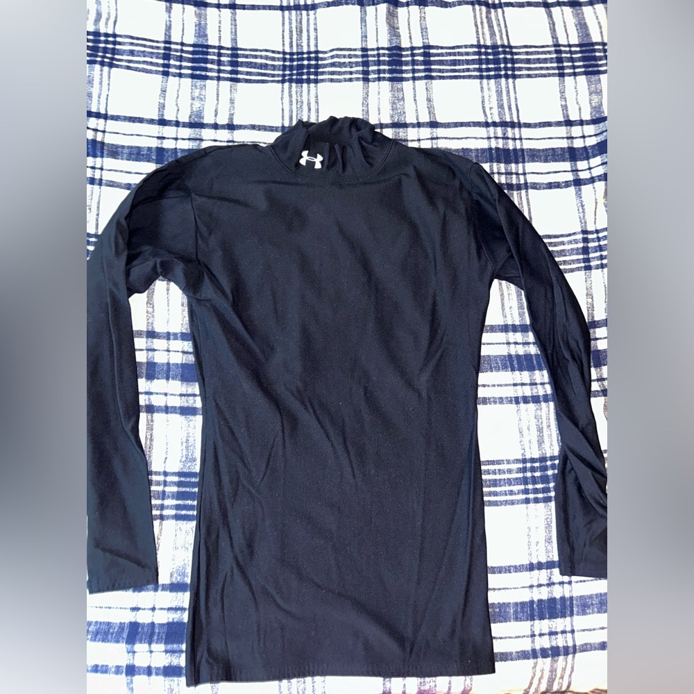 Medium under armour thermal turtle neck
